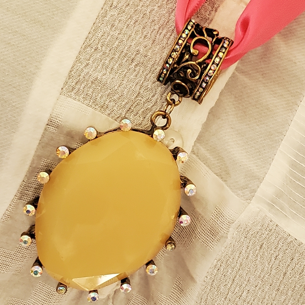 Baroque style necklace yellow stone pendant, aurora borealis stones, pink